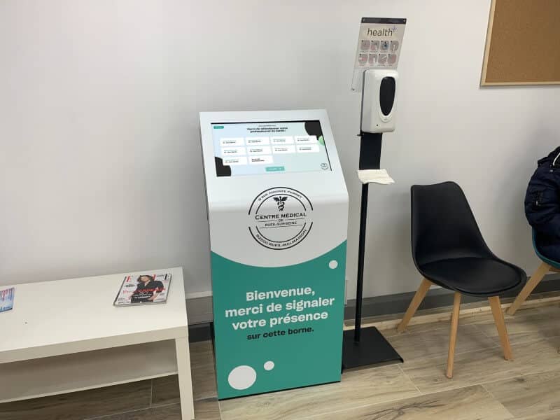 Borne tactile d'accueil installée dans un centre médical à Rueil-Malmaison pour l'orientation autonome des patients