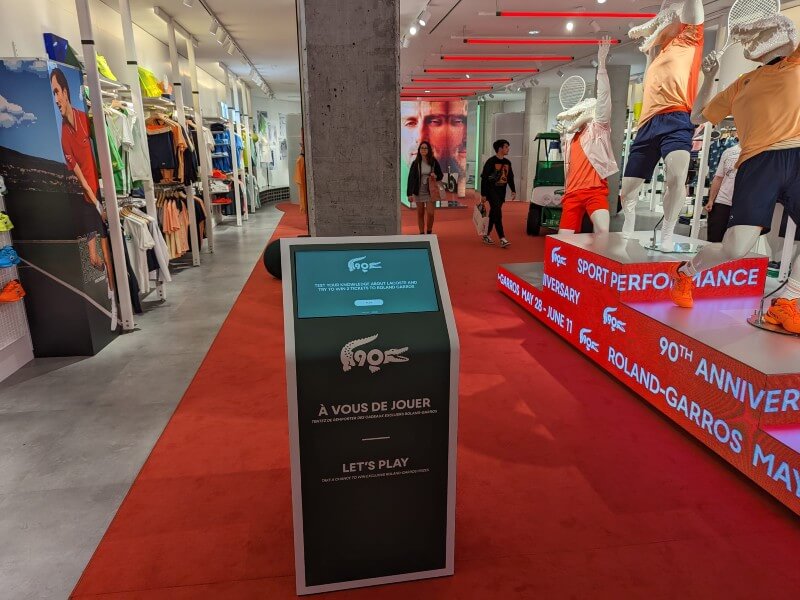 Borne tactile KIOSK Digilor déployée en magasin Lacoste pour enrichir l'expérience client en retail