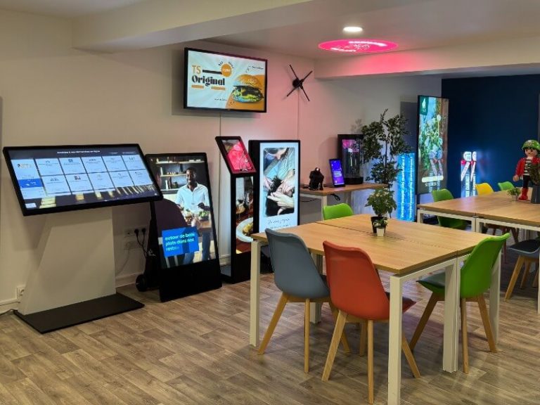 Showroom Digilor à Nancy présentant la gamme complète de bornes interactives et d'écrans d'affichage dynamique professionnels
